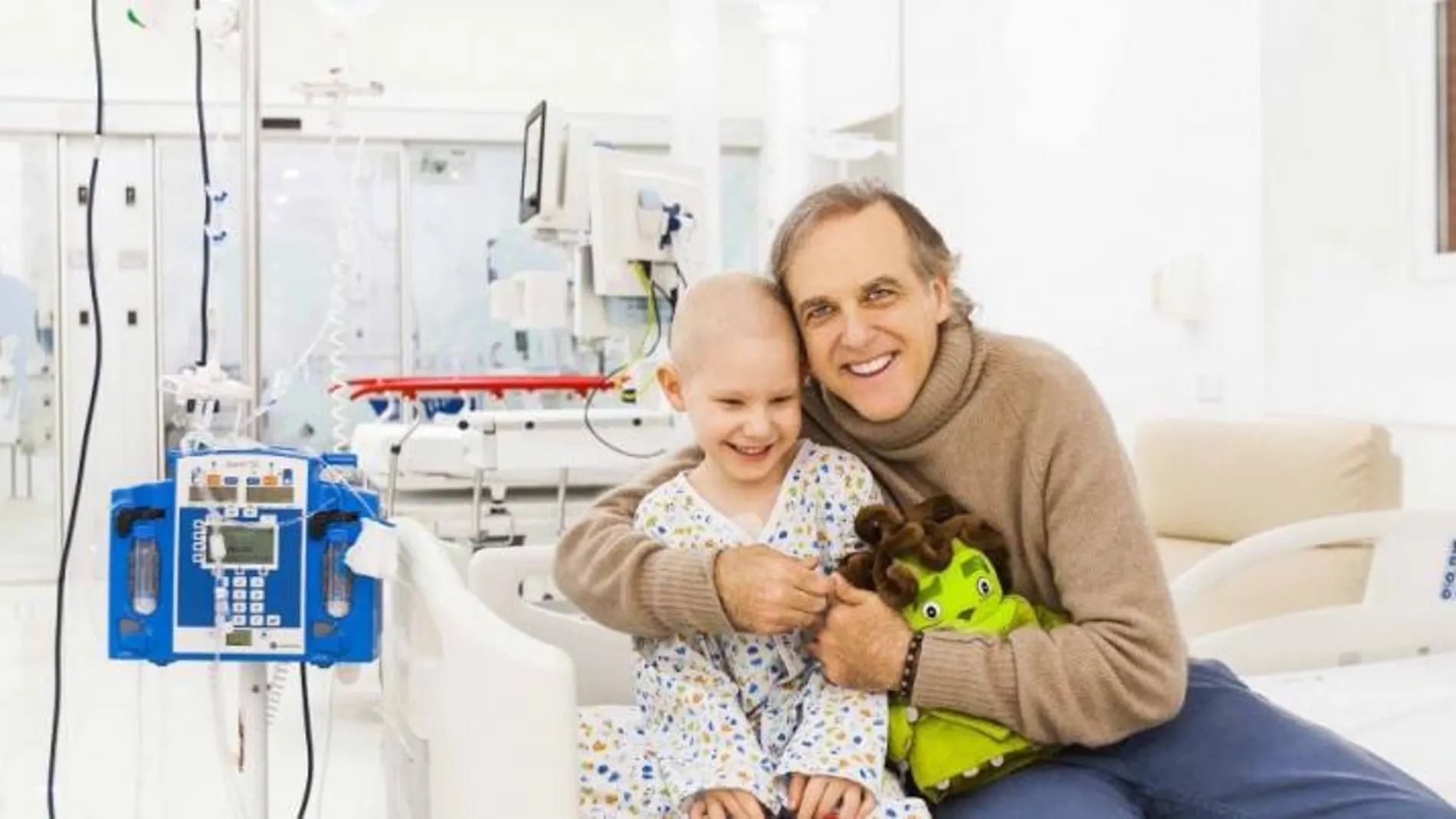 Paco Arango con un niño enfermo de cáncer
