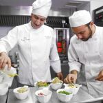Hassan Karsifi (a la izda.) y Marcos Carvajal le dan el último toque a los platos a punto de salir a la mesa