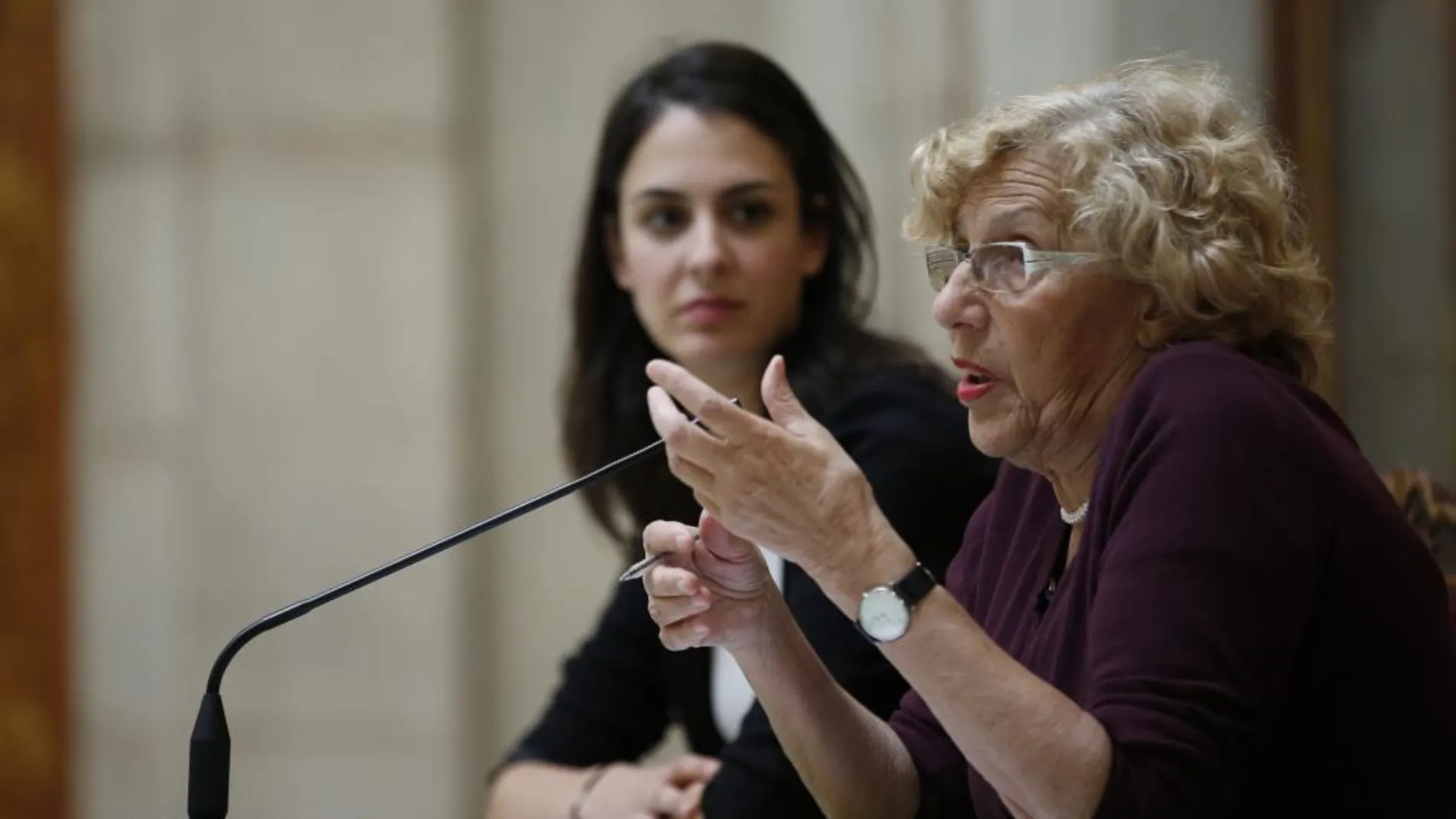 La alcaldesa de Madrid, Manuela Carmena y Rita Maestre, portavoz del Gobierno municipal