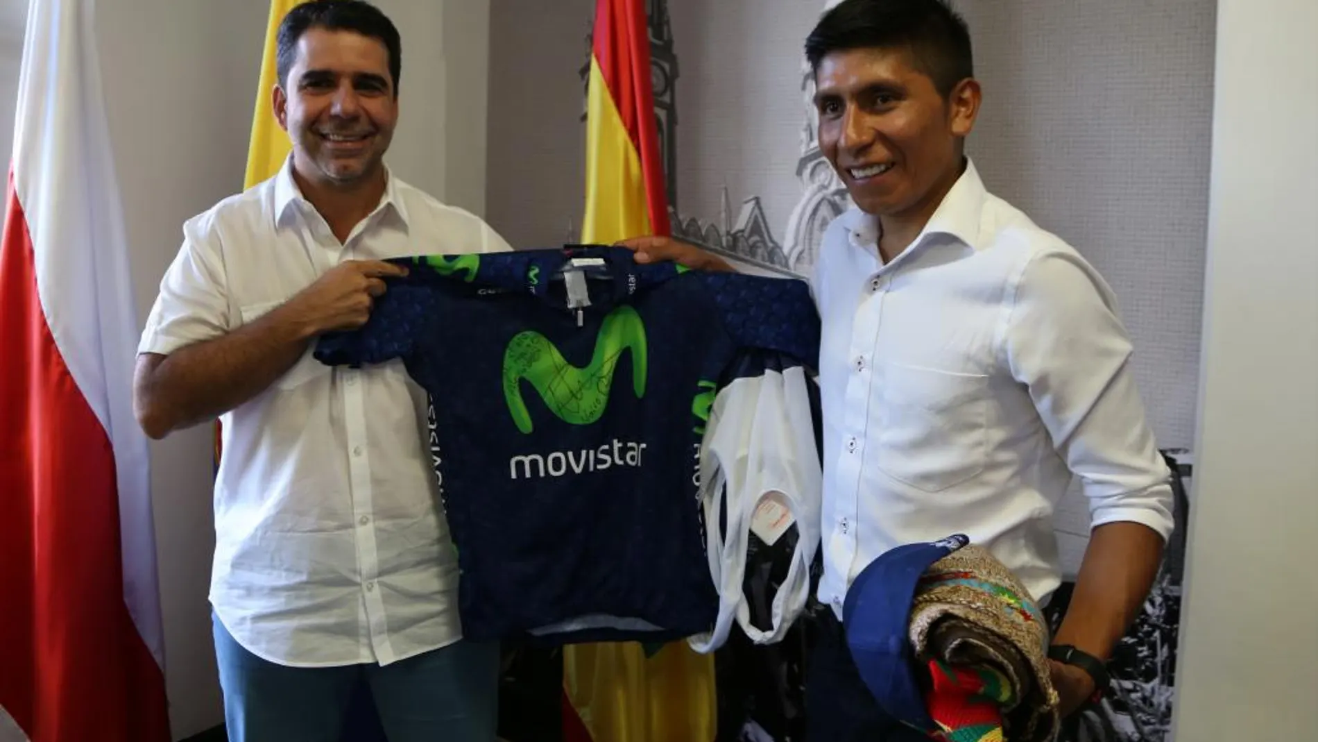 Fotografía cedida por la Alcaldía de Barranquilla que muestra al alcalde Alejandro Char Chaljub (i) y al ciclista Nairo Quintana (d) el jueves 15 de diciembre de 2016, en Barranquilla (Colombia)