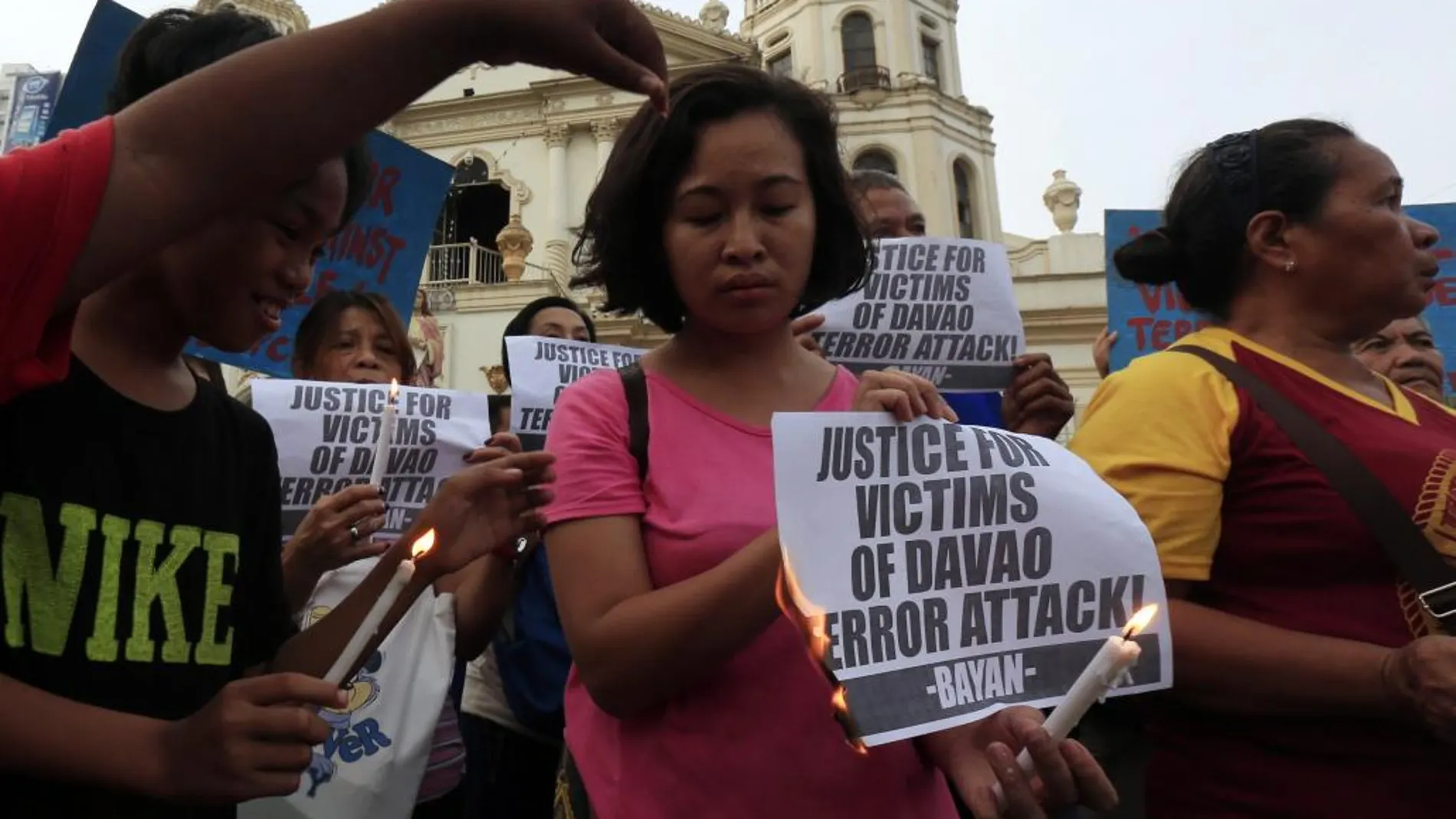 Protestas en Manila para apoyar a las víctimas del atentado.