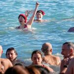 Cientos de personas participan en el tradicional primer baño de mar del año.