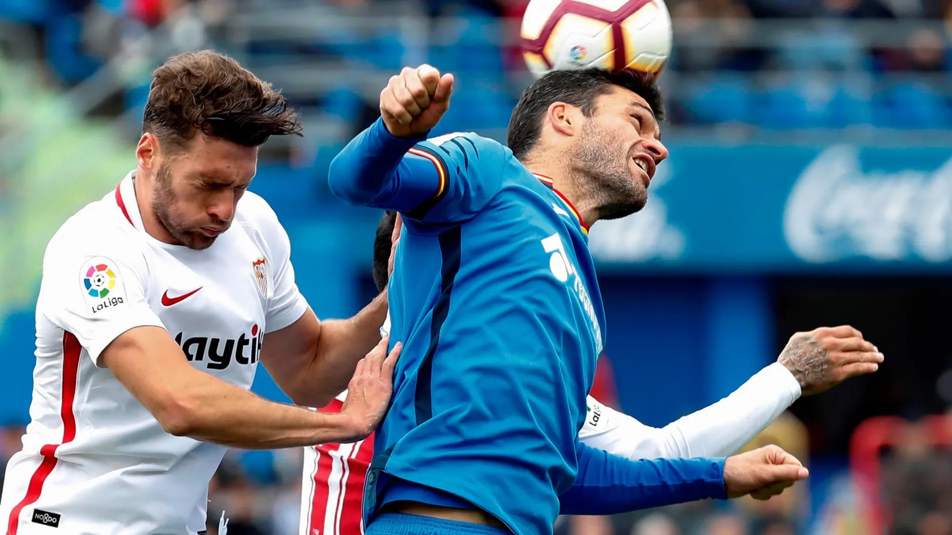 El jugador del Sevilla Sergi Gómez disputa un balón con el jugador del Getafe Jorge Molina