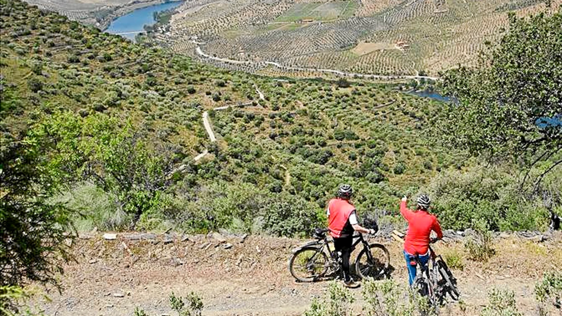 Varios ciclistas recorren los paisajes cautivadores que ofrece el oeste de la provincia salmantina