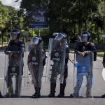 Integrantes del Cuerpo de Policía Nacional Bolivariana (CPNB) vigilan en una calle durante una manifestación el pasado domingo
