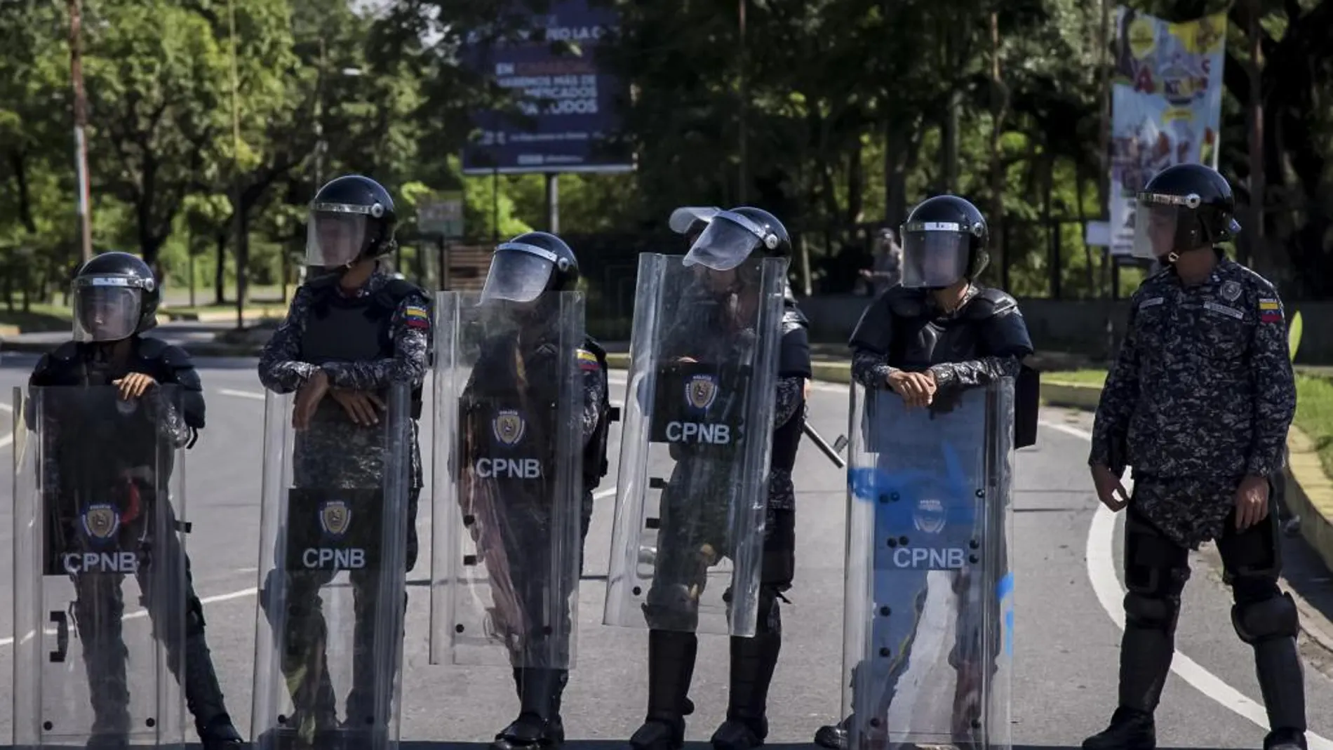 Integrantes del Cuerpo de Policía Nacional Bolivariana (CPNB) vigilan en una calle durante una manifestación el pasado domingo