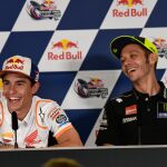 Rossi y Márquez sonríen en la sala de prensa del circuito de Las Américas