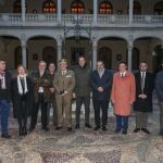 El general Rivas Moriana, junto a la redactora gráfica de El Norte, Henar Sastre, y directores regionales de prensa, radio y televisión y la Agencia Ical