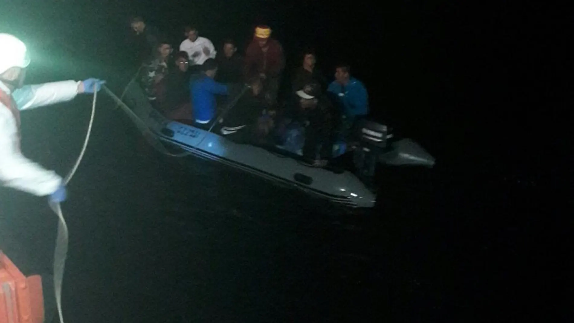 Momento del rescate de la embarcación en aguas de Almería