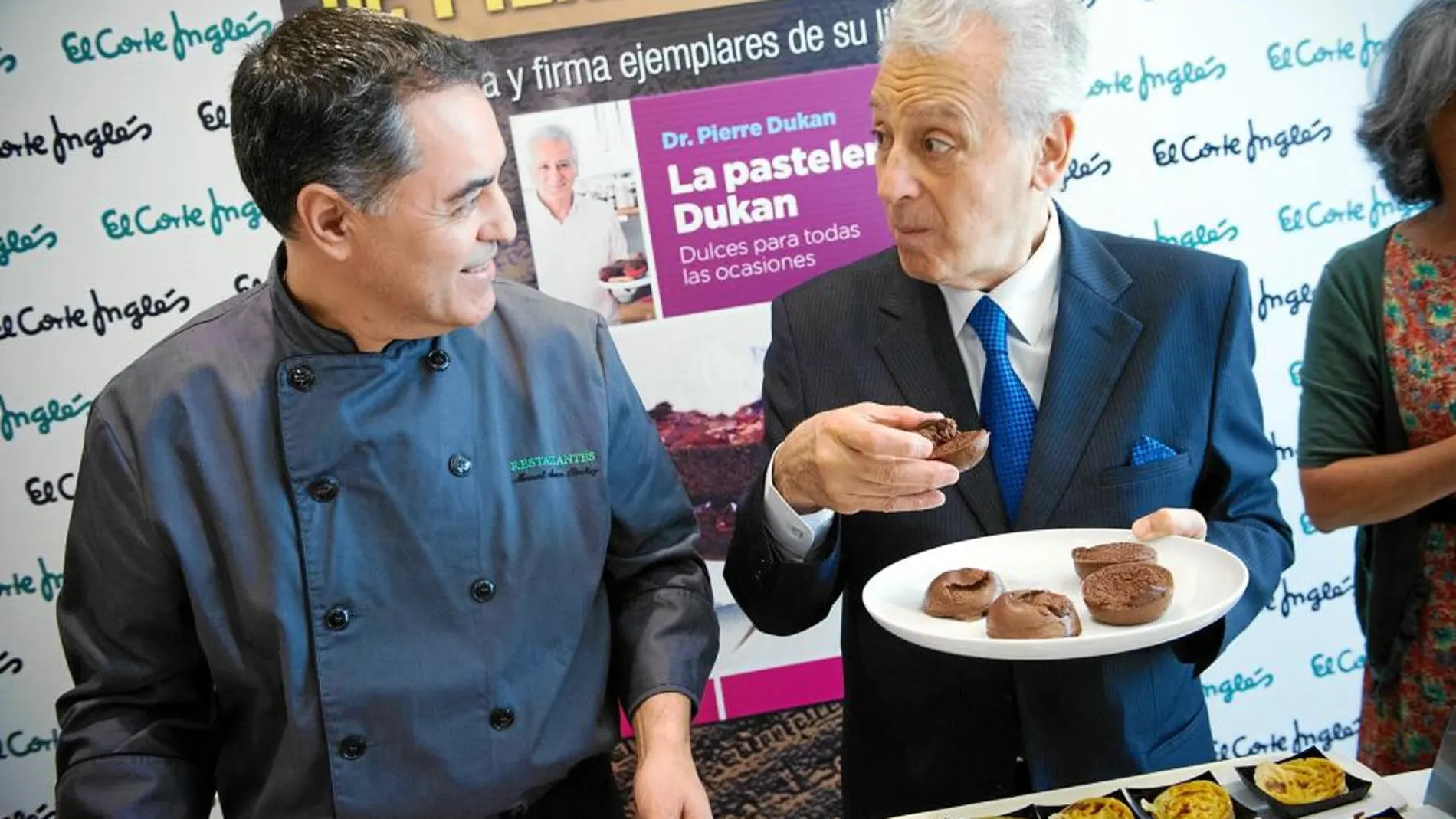Manu Moreno, el chef de El Corte Inglés de la Avenida Francia, ayer junto al popular nutricionista francés en plena degustación