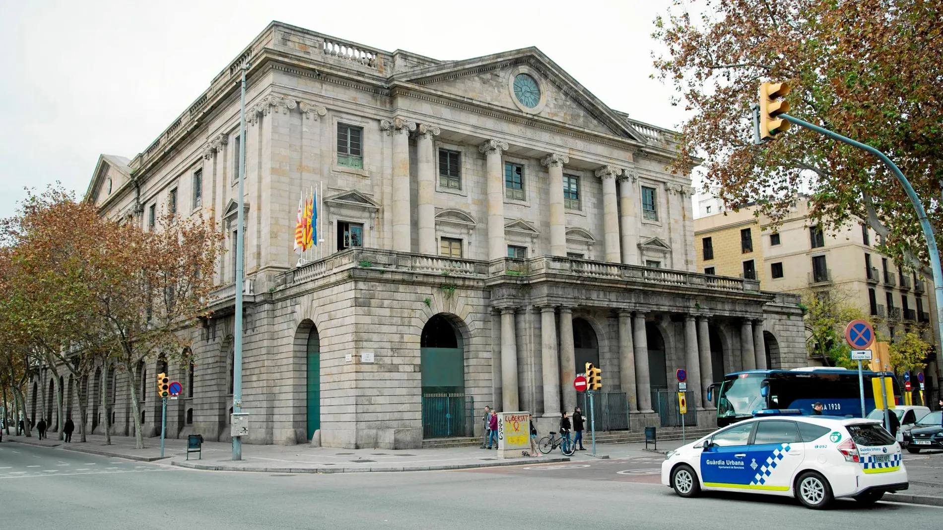 El edificio acoge en su segunda planta la sede de la Reial Acadèmia Catalana de Belles Arts de Sant Jordi