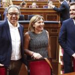 Los portavoces del PSPV y de Compromís en Les Corts Valencianes, Manuel Mata y Fran Ferri, respectivamente, y la presidenta regional del partido, Isabel Bonig, posan en el Congreso de los Diputados