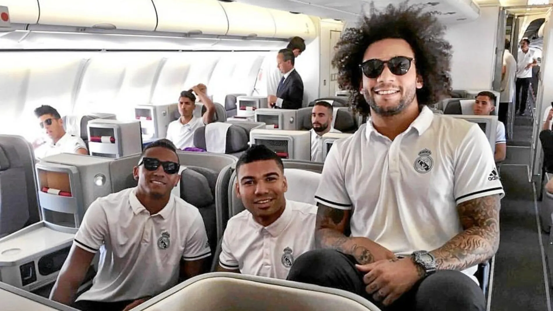 Los brasileños Danilo, Casemiro y Marcelo, sonrientes, en el avión que llevó a la expedición del Real Madrid a Canadá para iniciar la pretemporada