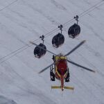 Un helicóptero sobrevuela las cabinas paradas en el Mont Blanc
