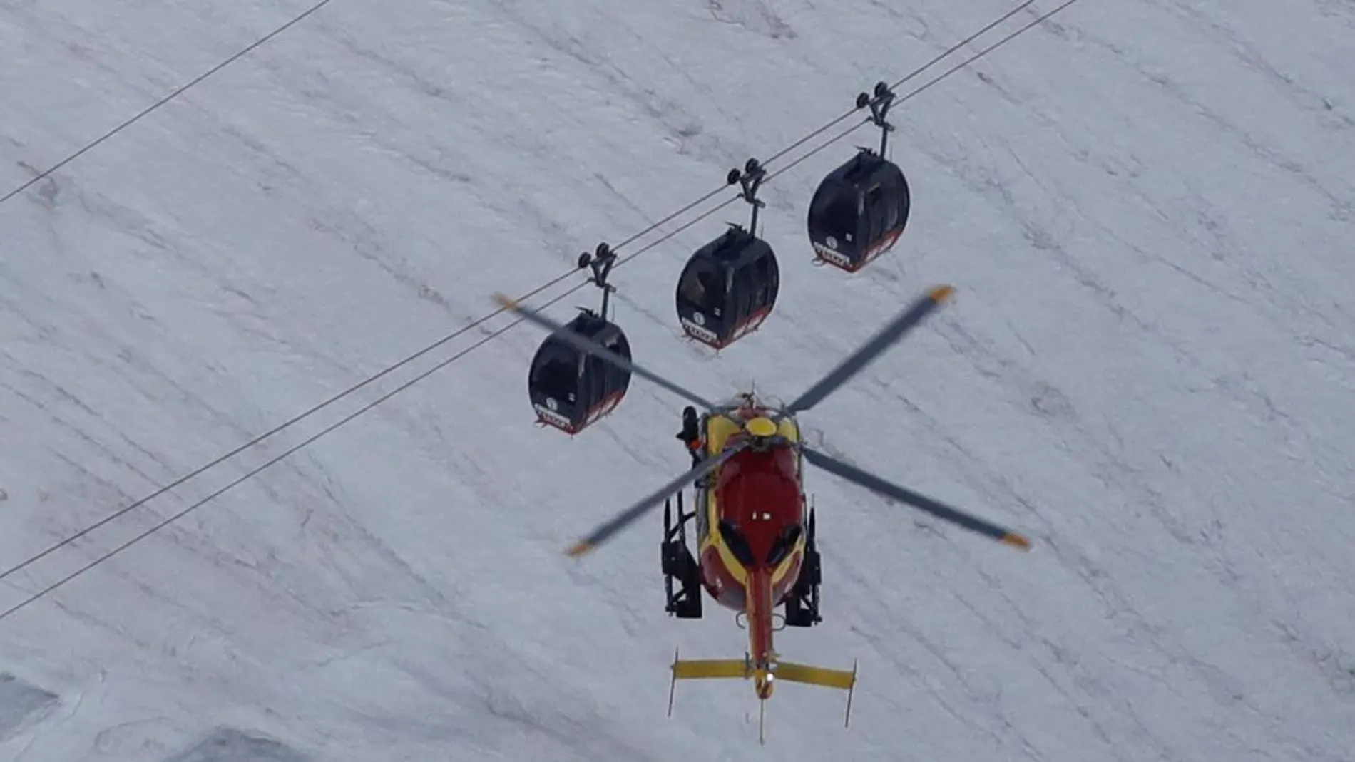 Un helicóptero sobrevuela las cabinas paradas en el Mont Blanc