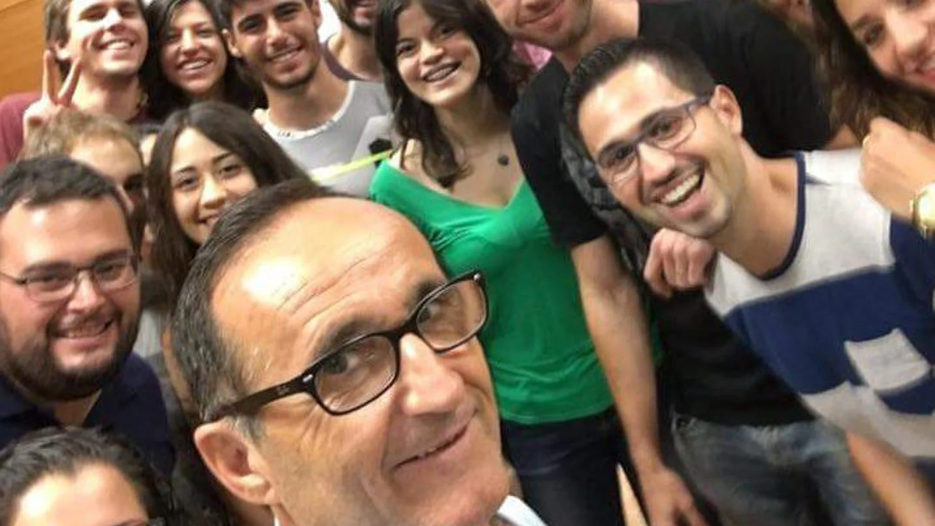 El diputado Nofuentes acompañado por estudiantes de la Polítécnica, la Universitat de Valencia y la Católica