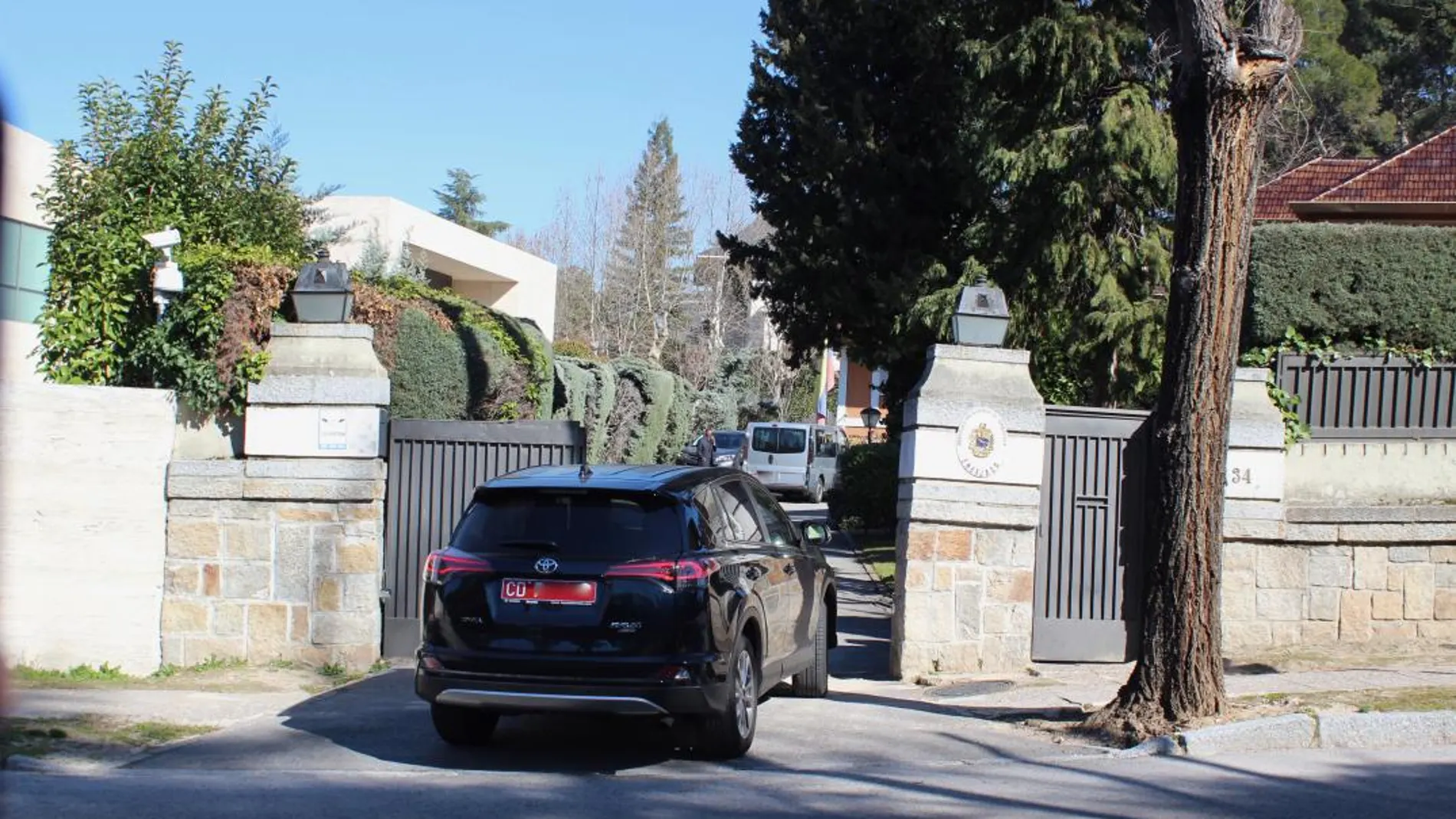 Un vehículo del Cuerpo Diplomático accede a la residencia del embajador venezolano
