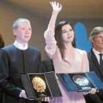 El director Xiaogang Feng y la actriz Fang Bingbing con sus respectivas Conchas de Oro y de Plata