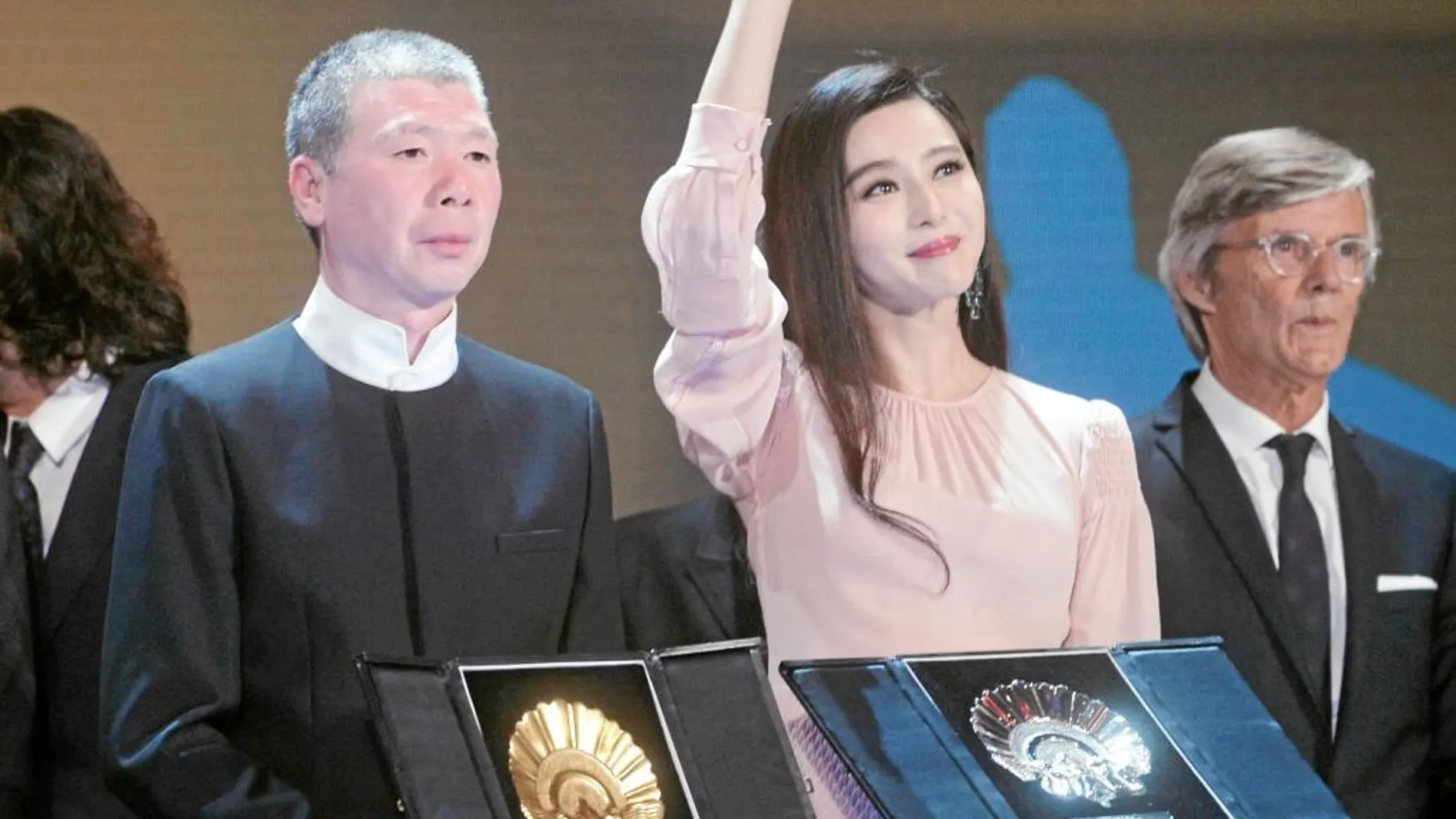 El director Xiaogang Feng y la actriz Fang Bingbing con sus respectivas Conchas de Oro y de Plata