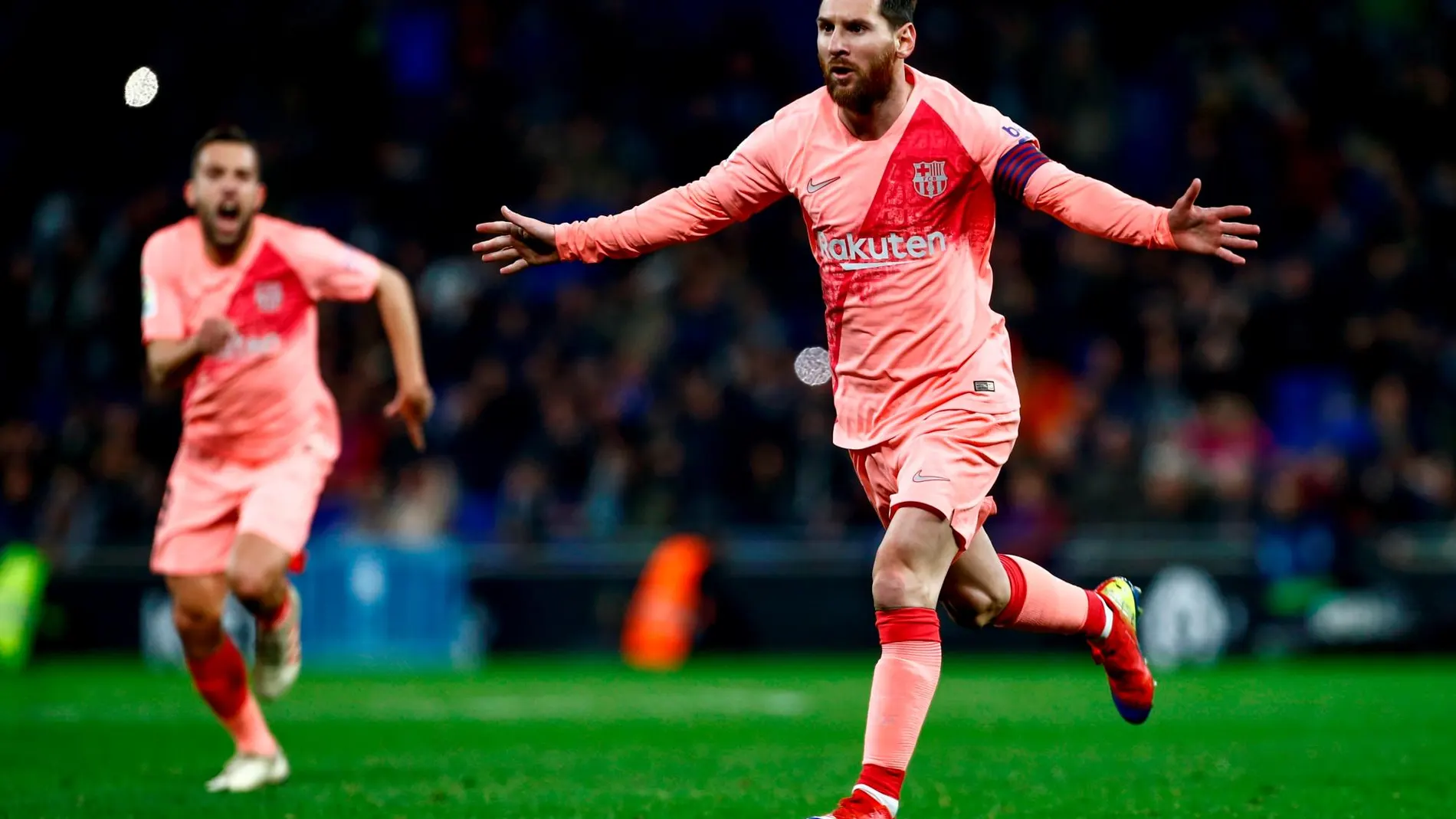 Leo Messi celebra su gol, primero del equipo ante el RCD Espanyol. EFE/Quique García