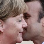 La canciller alemana, Angela Merkel (i), da la bienvenida al presidente francés, Emmanuel Macron. EFE/ Clemens Bilan