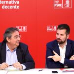 Luis Tudanca, en la imagen junto a Toni Ferrer durante la reunión con los sindicatos, no se cree que alguien del PP no supiera algo de este expediente