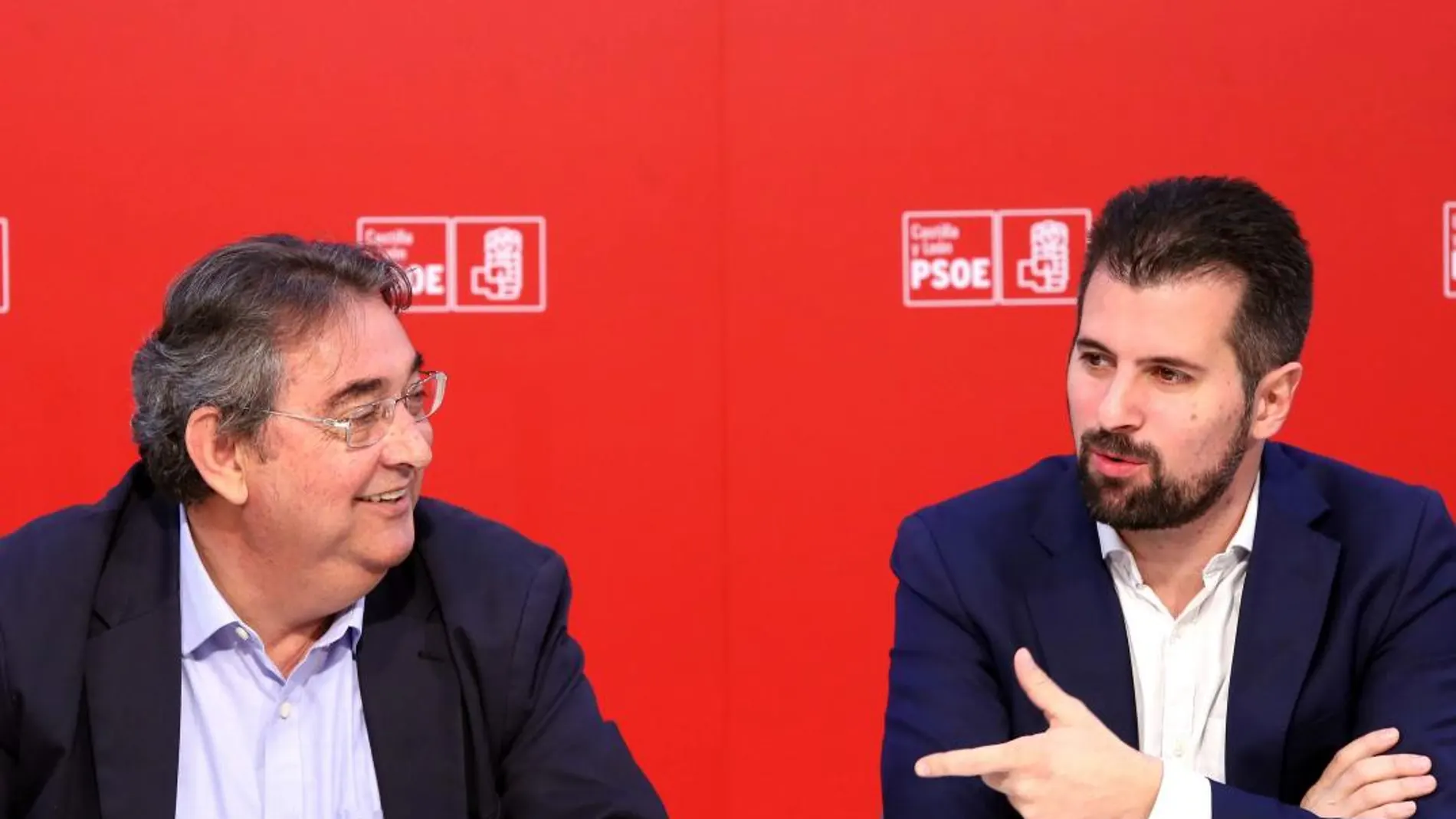 Luis Tudanca, en la imagen junto a Toni Ferrer durante la reunión con los sindicatos, no se cree que alguien del PP no supiera algo de este expediente
