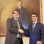 El alcalde Alfonso Fernández Mañueco estrecha la mano a Celiano García