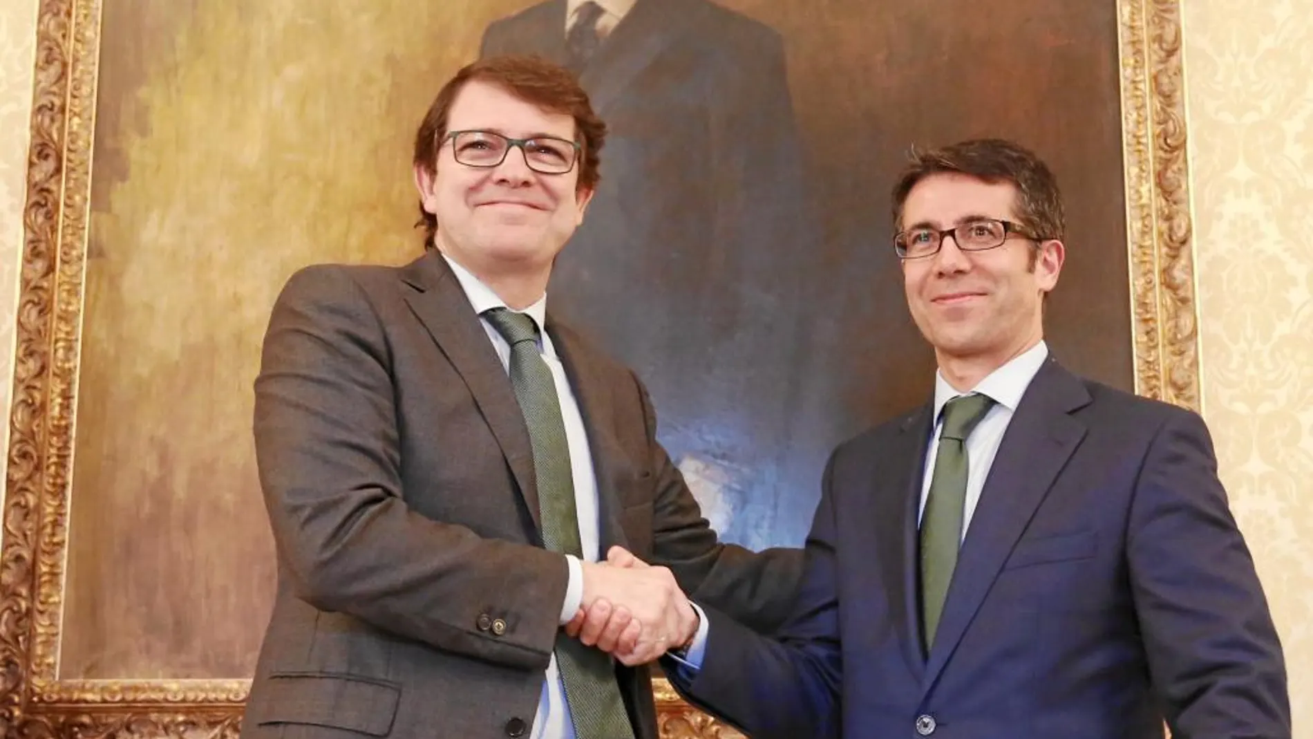 El alcalde Alfonso Fernández Mañueco estrecha la mano a Celiano García