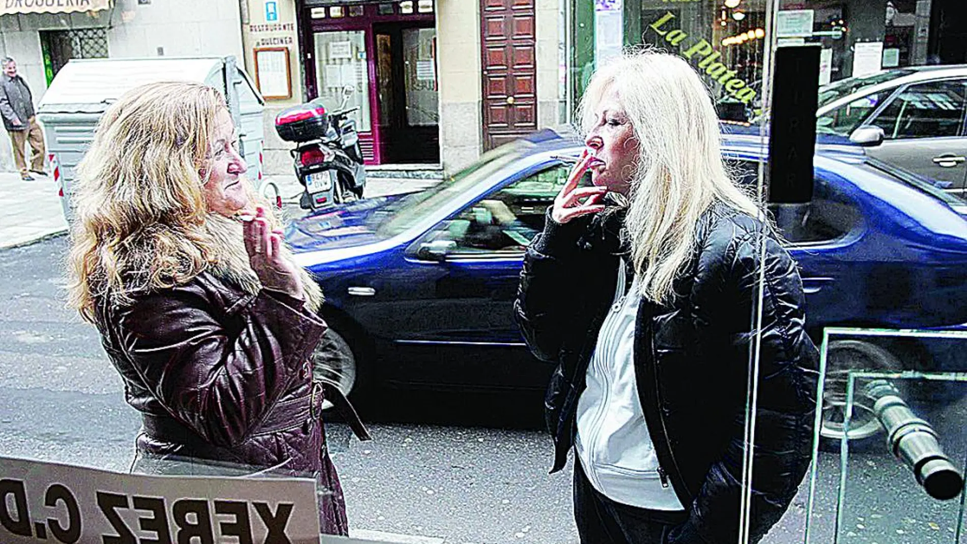 Dos mujeres fuman en el exterior de un bar de Salamanca