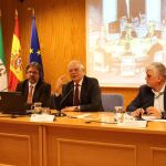 Josep Borrell entre los directores del máster Bartolomé Yun Casalilla (izda.) y Manuel Díaz Ordóñez (dcha.)