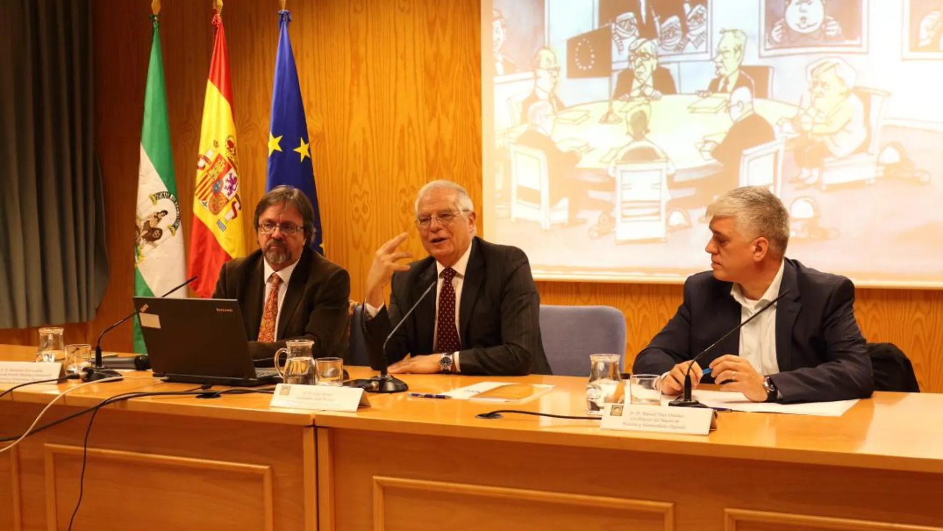 Josep Borrell entre los directores del máster Bartolomé Yun Casalilla (izda.) y Manuel Díaz Ordóñez (dcha.)