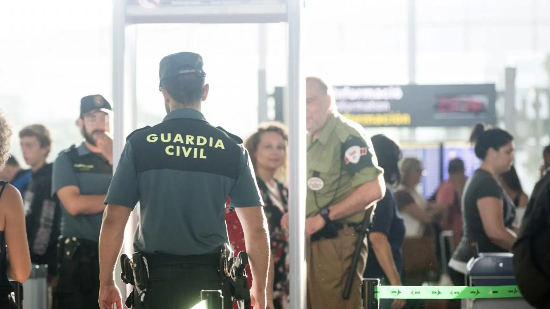 Agentes de la Guardia Civil custodian los accesos a las puertas de embarque en el aeropuerto de Barcelona