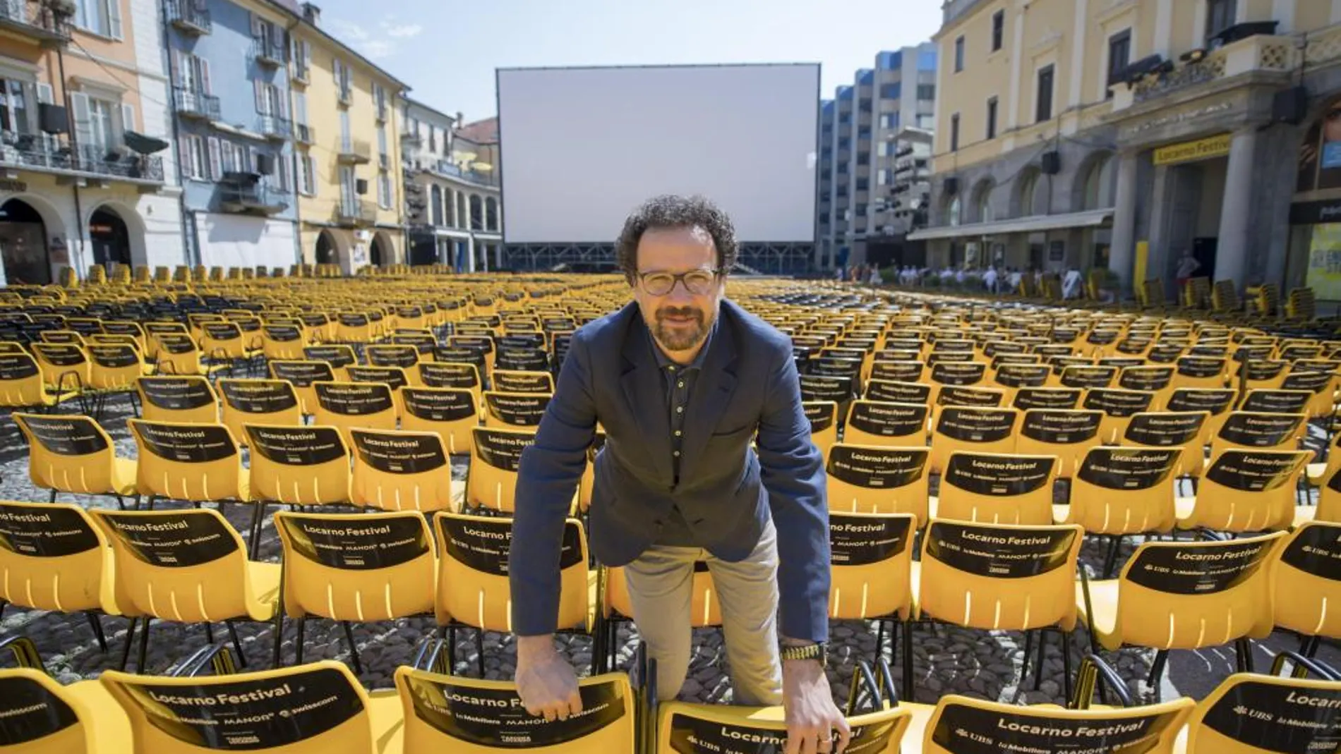 El director de arte del festival, Carlo Chatrian, posa para la cámara en la Piazza Grande durante la 70 edición de Festival Internacional de Cine de Locarno (Italia)