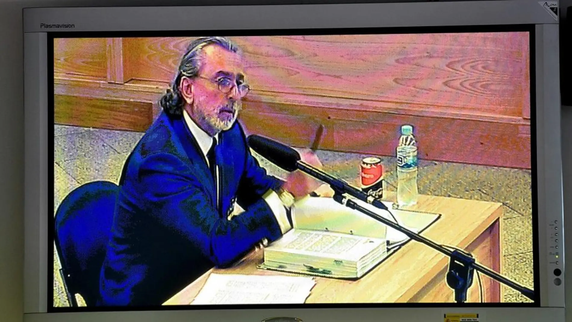 Imagen del monitor de la sala de prensa de la Audiencia Nacional en San Fernando de Henares del presunto cabecilla de la trama Gürtel, Francisco Correa