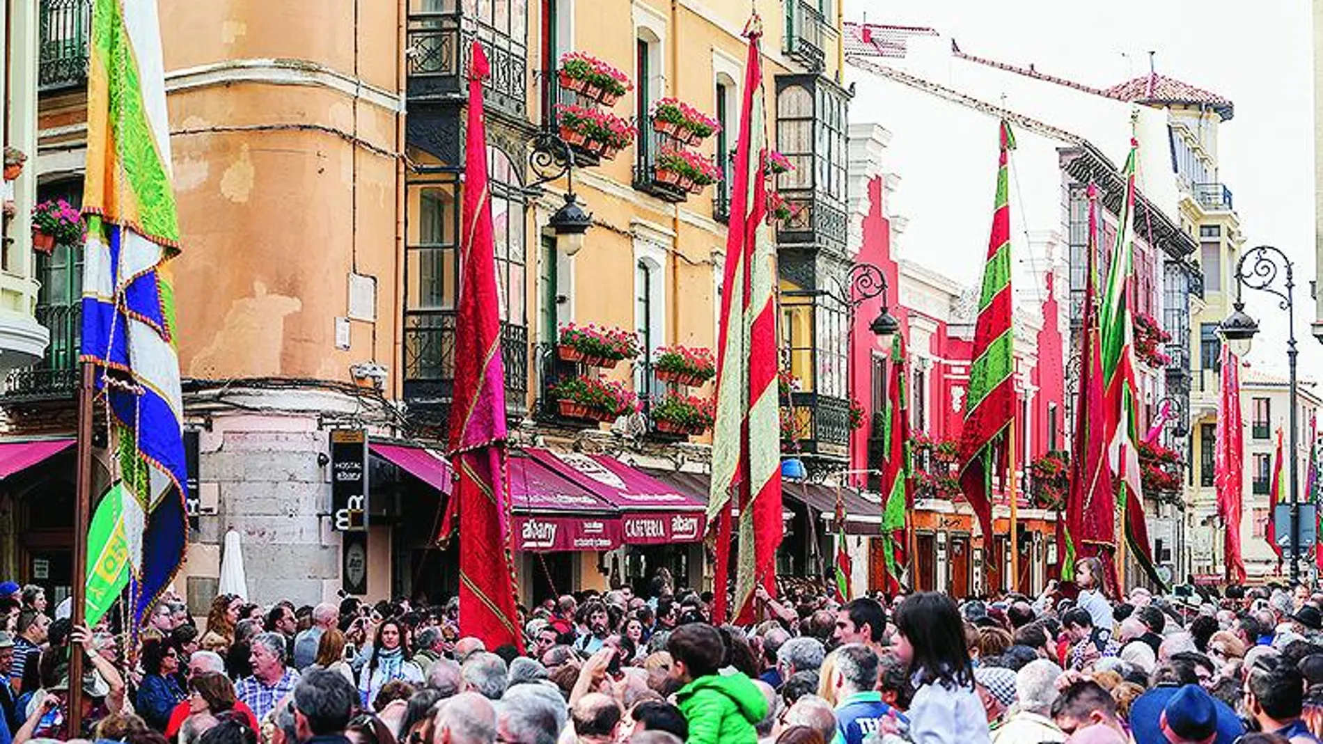 Imágenes del desfile por las calles leonesas con los pendones de la provincia ondeando al viento