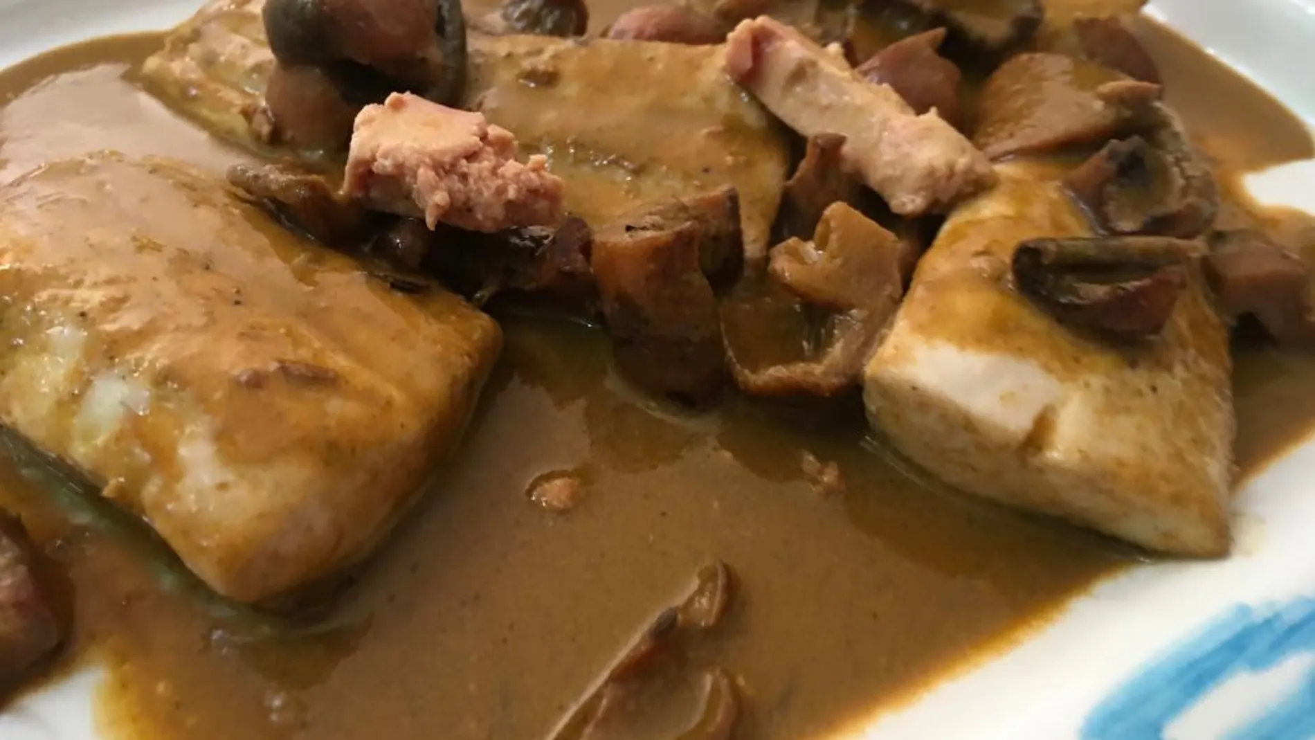 Llampuga (Dorado) con setas y salsa de bogavante y foie