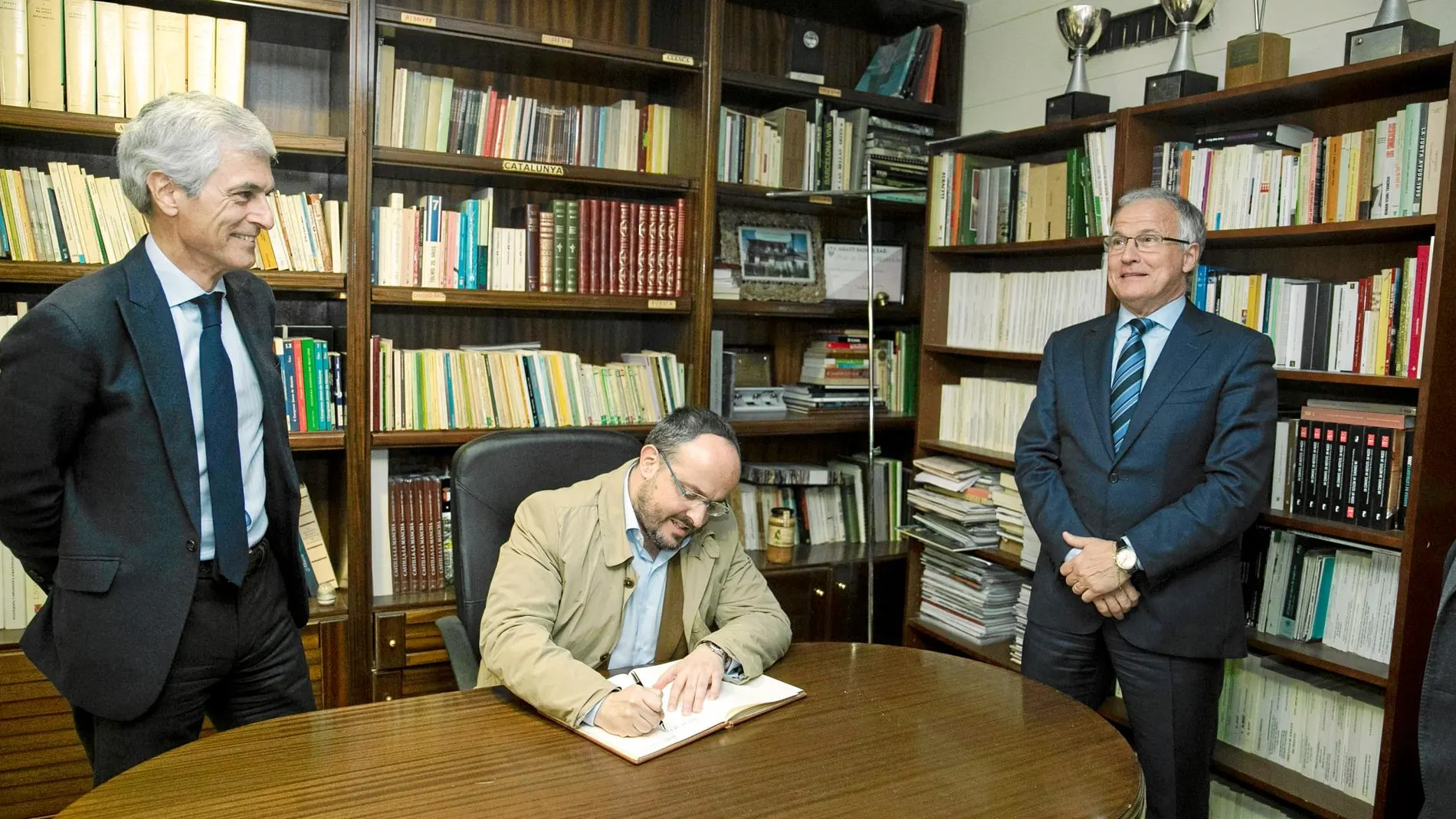 Alejandro Fernández, Josep Bou y Adolfo Suárez firmando el libro de visitas en la Casa Castilla La-Mancha