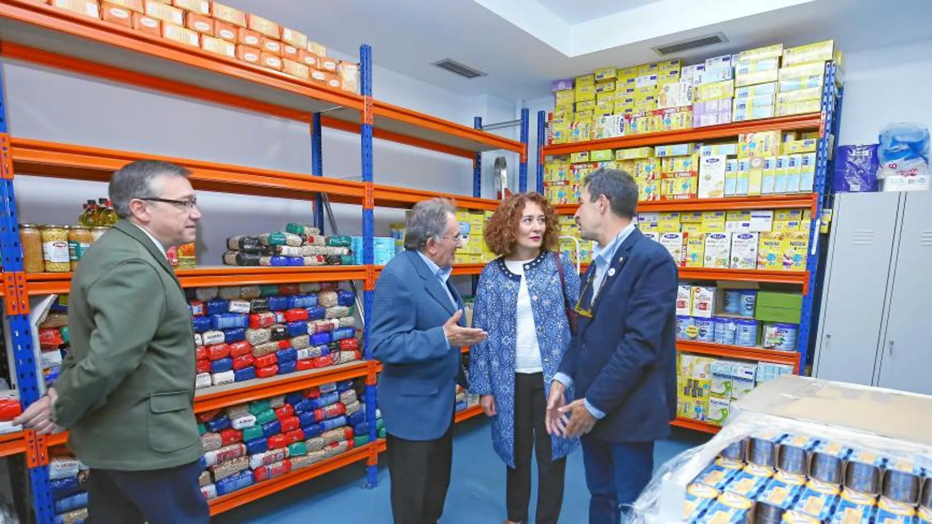 Gloria Merayo junto a los responsables del Banco de Alimentos de Ponferrada