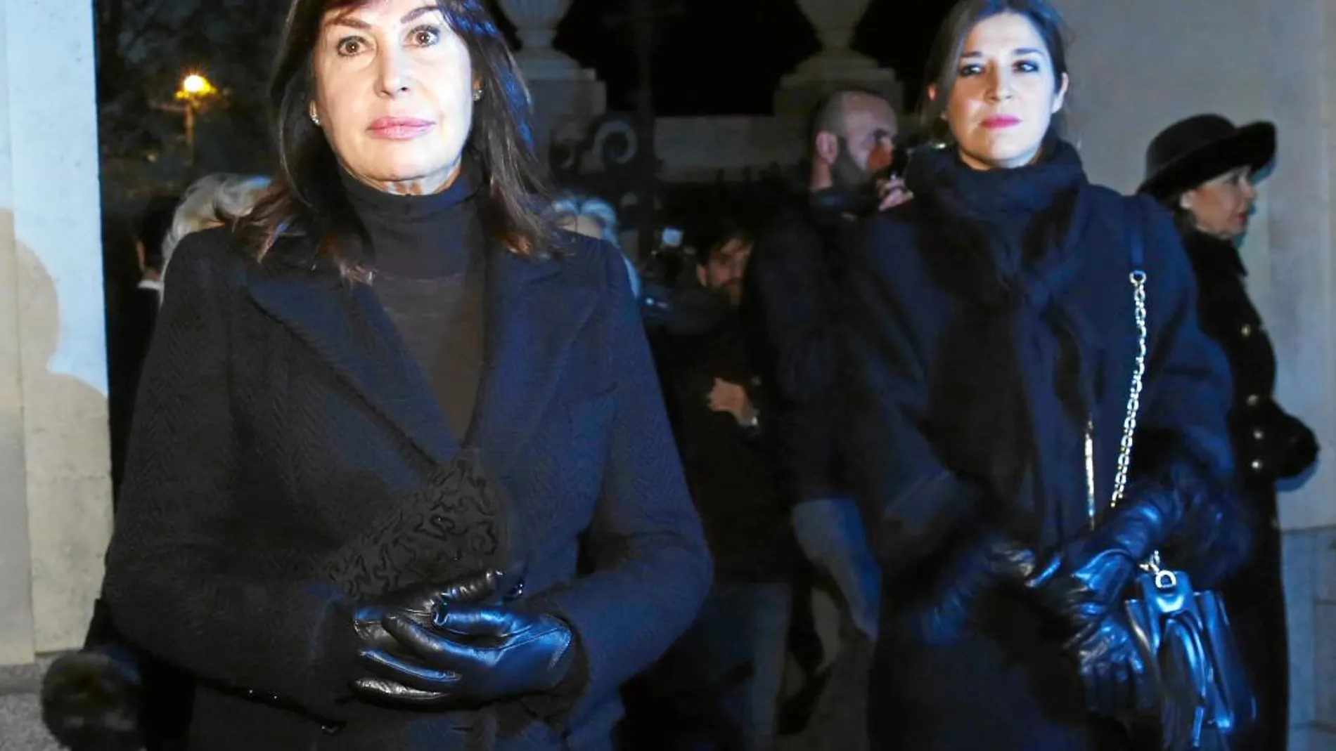 Carmen Martínez-Bordiú acudió acompañada de su hija Cynthia Rossi al funeral por Carmen Franco