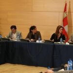 La presidenta de las Cortes de Castilla y León, Silvia Clemente, preside la constitución de la Comisión para el asesoramiento en la celebración del XXXV Aniversario del Estatuto de Autonomía de Castilla y León.