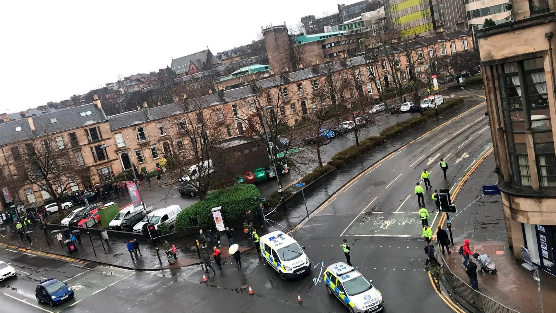 Servicios de emergencia en las inmediaciones de la Universidad de Glasgow / Foto: Reuters