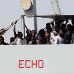 Varios inmigrantes, rescatados en el Mediterráneo, desembarcan en el puerto de Brindisi (Italia) el pasado 30 de junio