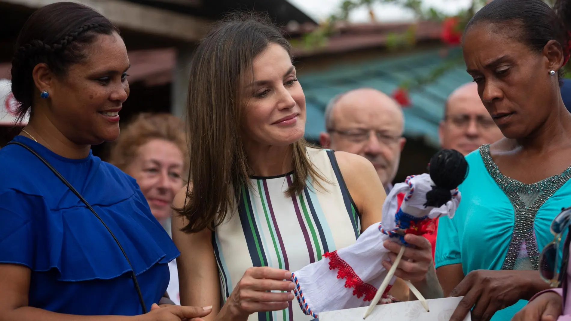 Dos mujeres de República Dominicana regalan una muñeca a la Reina/Ap