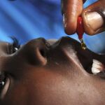 Un niño vacunado por personal de Unicef / Reuters
