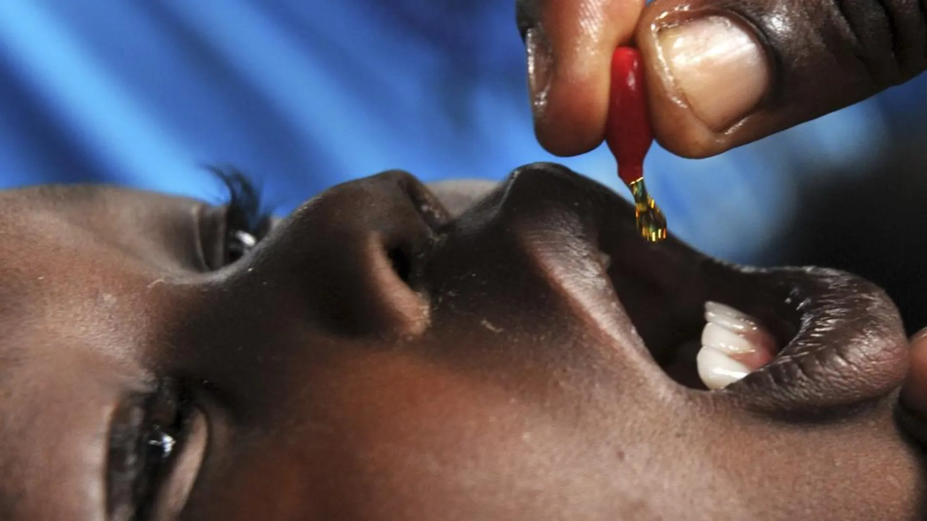 Un niño vacunado por personal de Unicef / Reuters
