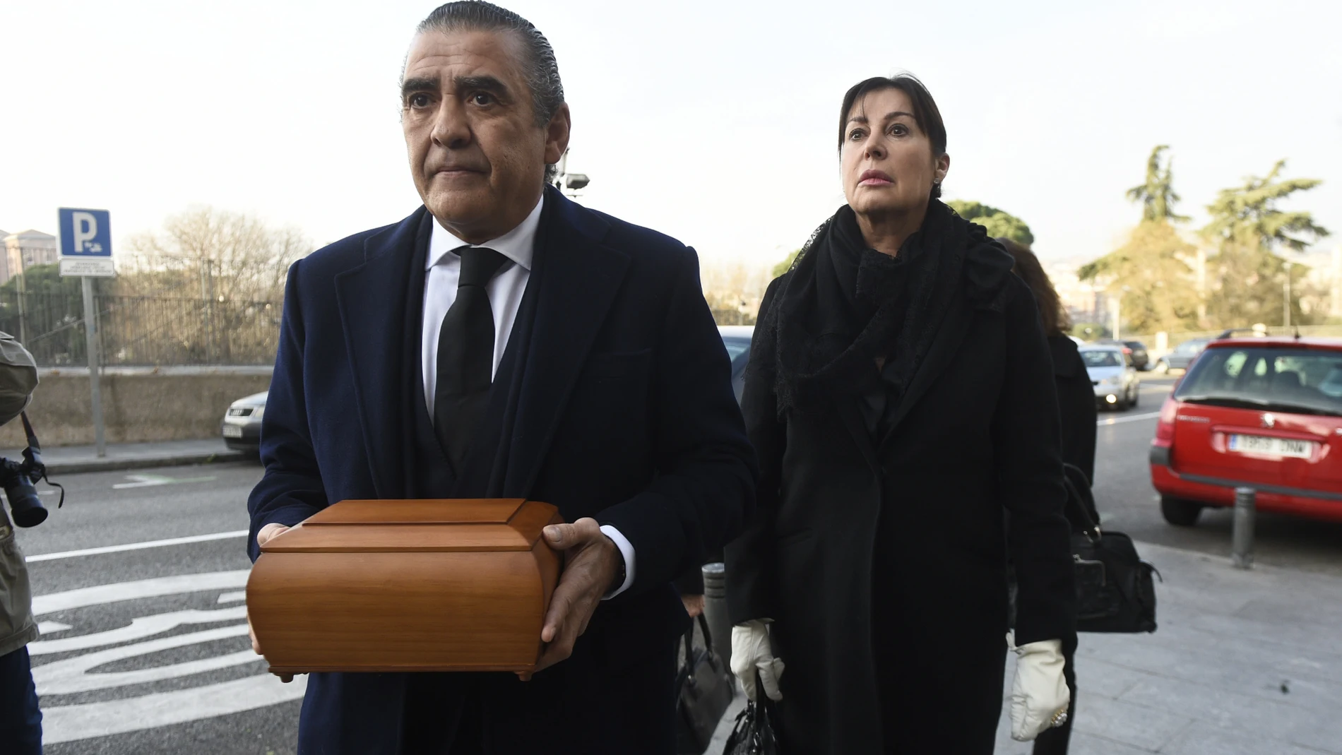 Jaime y Carmen Martínez Bordiú durante el entierro de Carmen Franco en Madrid. GTres Online