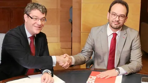Álvaro Nadal y Antonio Hernando, ayer tras alcanzar el acuerdo