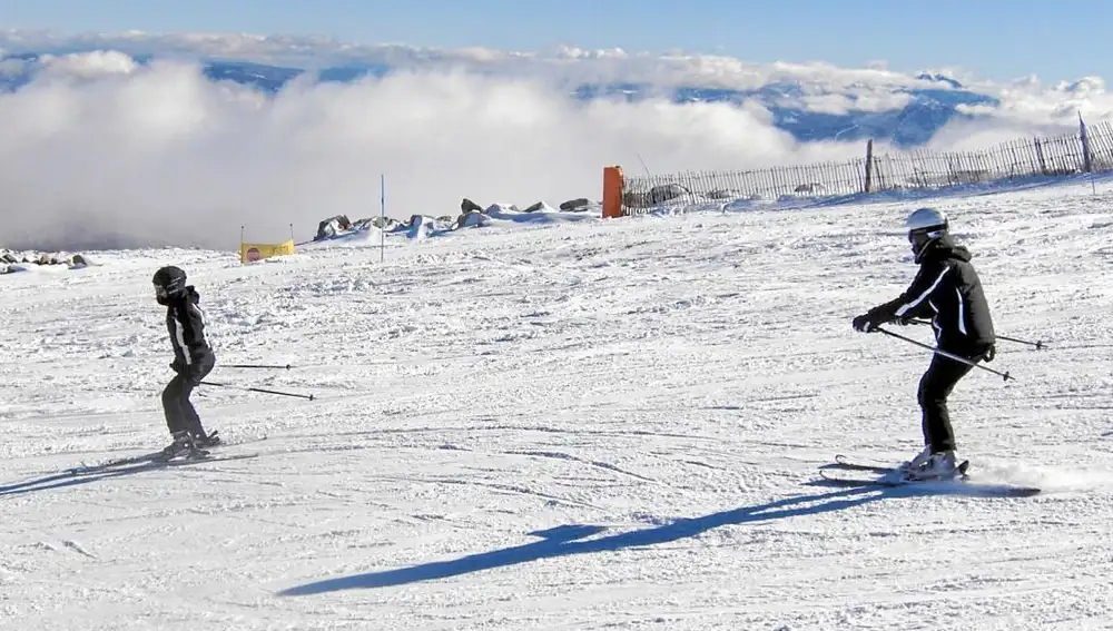 Primeros esquiadores de la temporada en la estación salmantina de «Sierra de Béjar La Covatilla»