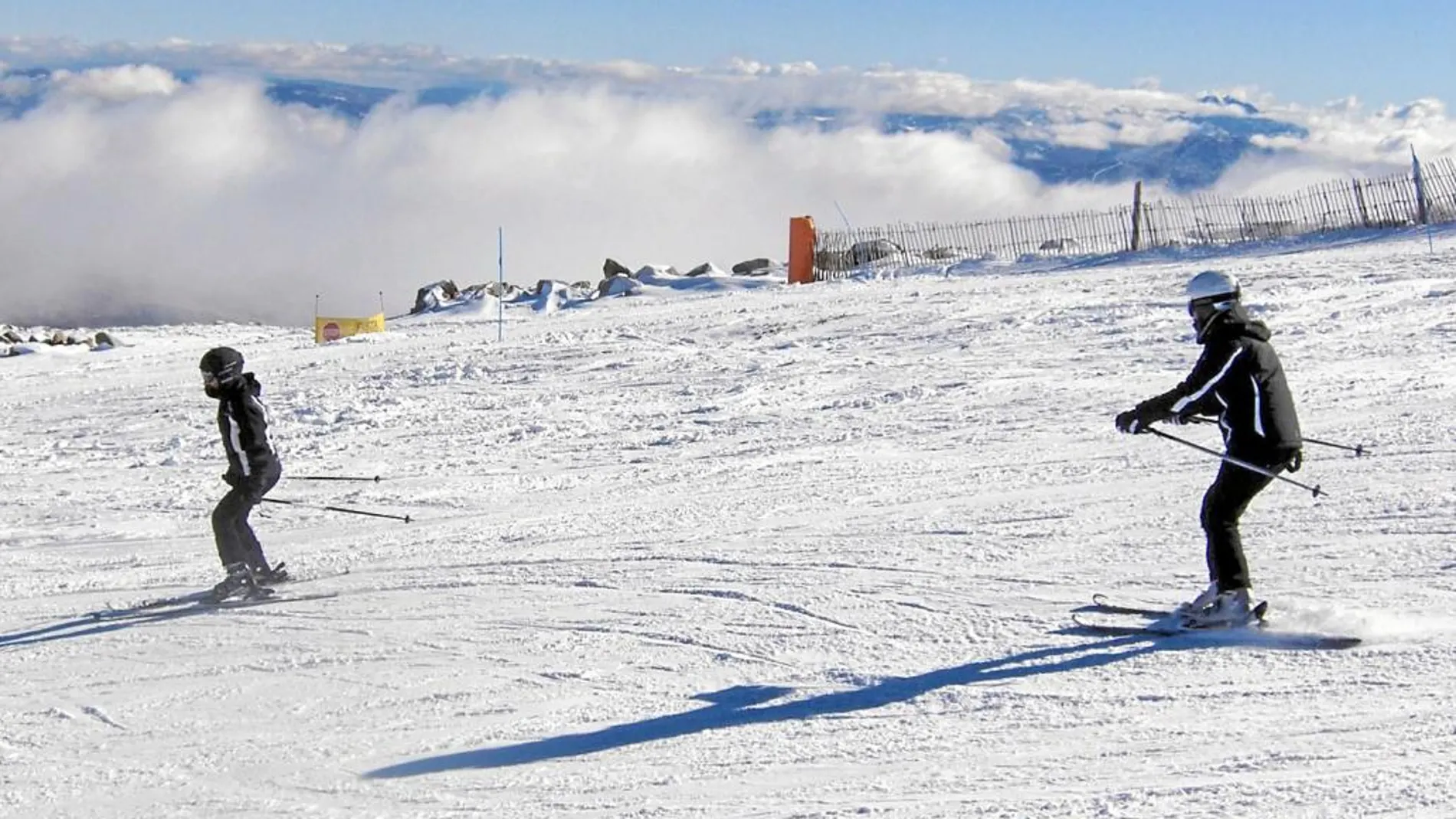 Esquiadores a en la estación salmantina de «Sierra de Béjar La Covatilla» en una imagen de archivo